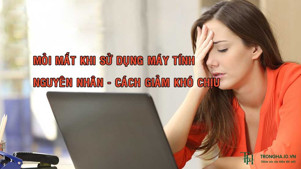 Người làm việc với máy tính bị mỏi mắt sau nhiều giờ sử dụng màn hình